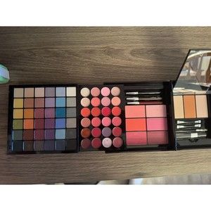 Wet n Wild Fergie Makeup Cube Vintage Set in Like New Condition
